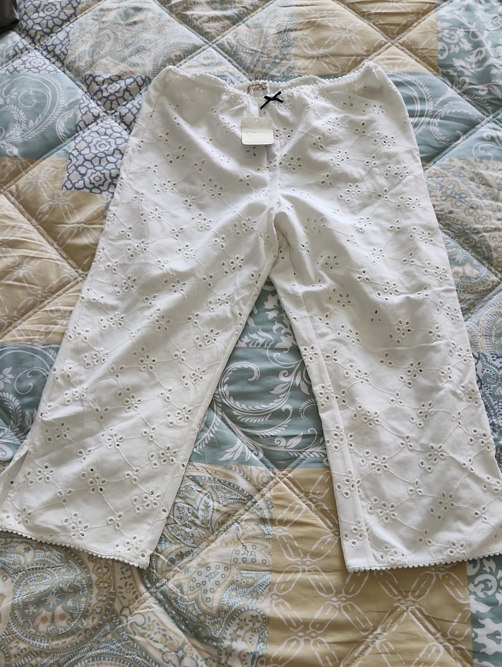 NWT Intimately Free People White Eyelet Cotton Pull-On Capri Pants Size S / M